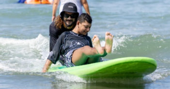Alunos da Educação Inclusiva vivenciam o surfe em celebração ao Dia Mundial do Autismo