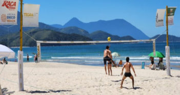 Projeto esportivo utiliza futevôlei como ferramenta social e populariza modalidade em Maresias