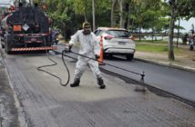 Prefeitura de Ilhabela realiza capeamento asfáltico na Avenida São João, no Perequê