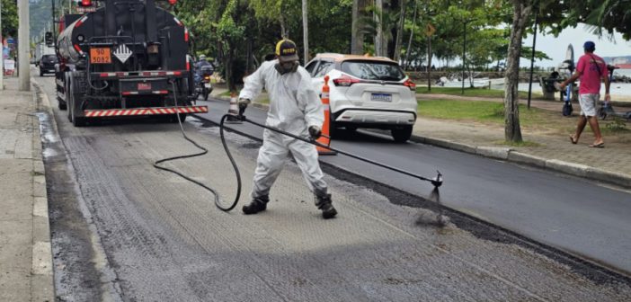 Prefeitura de Ilhabela realiza capeamento asfáltico na Avenida São João, no Perequê